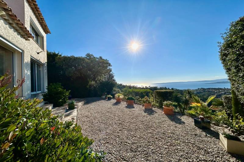 Villa 3 pièces les Issambres sur les hauteurs avec vue mer panoramique