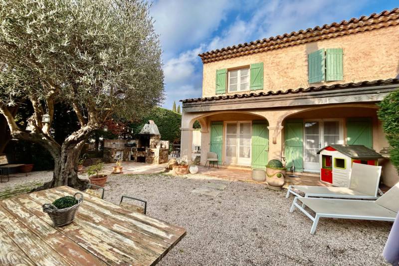 Maison 3 pièces avec terrasse et garage à la vente à Sainte Maxime, proche du centre 