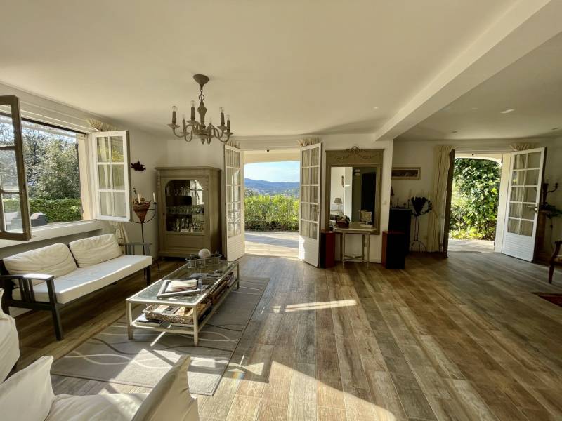 Maison à vendre à Sainte-Maxime au Sémaphore avec vue sur collines